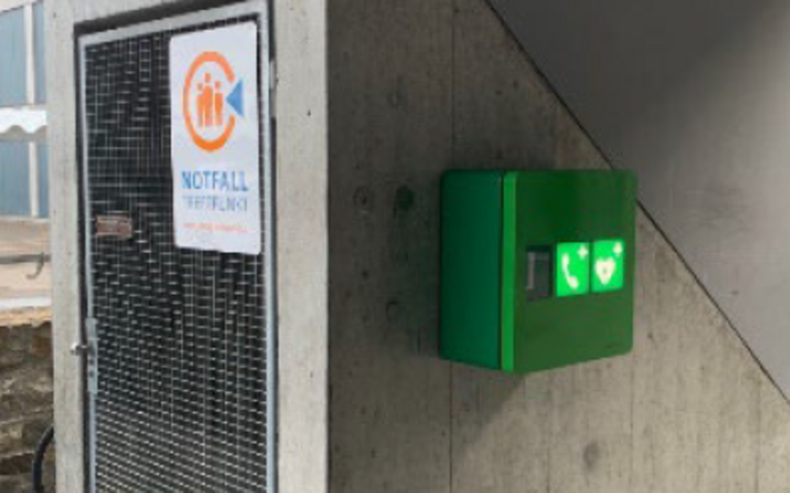 Defibrillator (AED) beim Schulhaus Seefeld