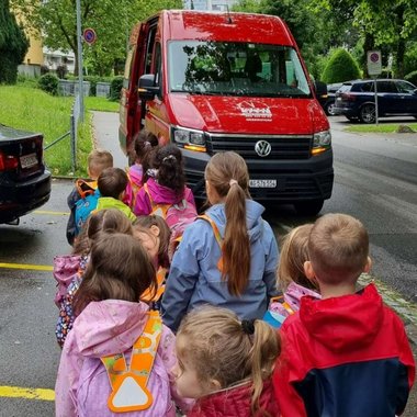 Kindergartenkinder freuen sich auf die Fahrt mit dem Schulbus