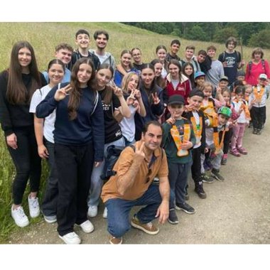 Kindergartenkinder mit ihren Partnern aus der Oberstufe