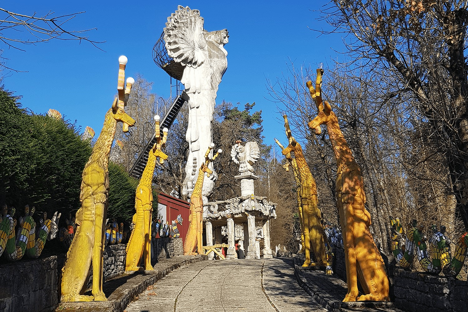 Aufnahme Die Hirschallee mit Wienereule Aufgang zum Bruno Weber Park Foto Maria Anna Weber Godon